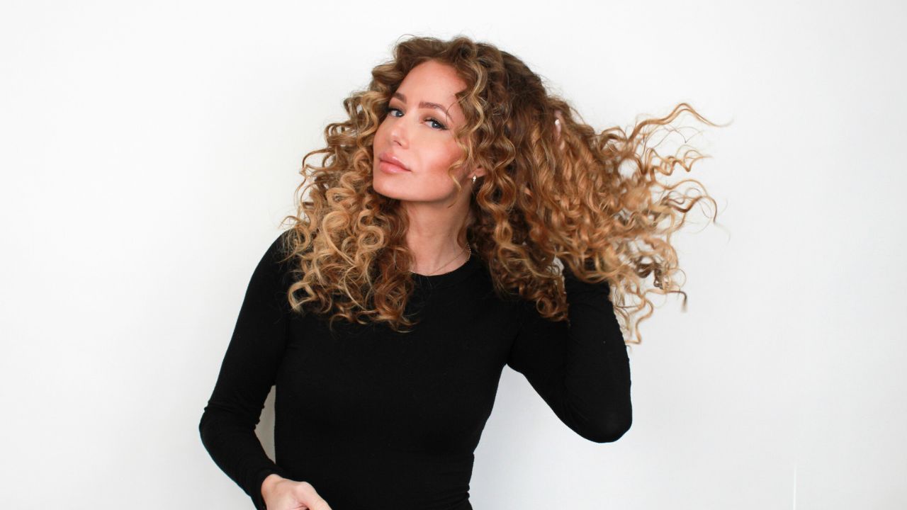 cashmere hair volumizer one piece with curly hair